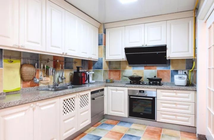 紅磚裝修廚房櫥柜效果圖片大全_廚房門(mén)裝修效果圖_廚房吊軌門(mén)效果視頻