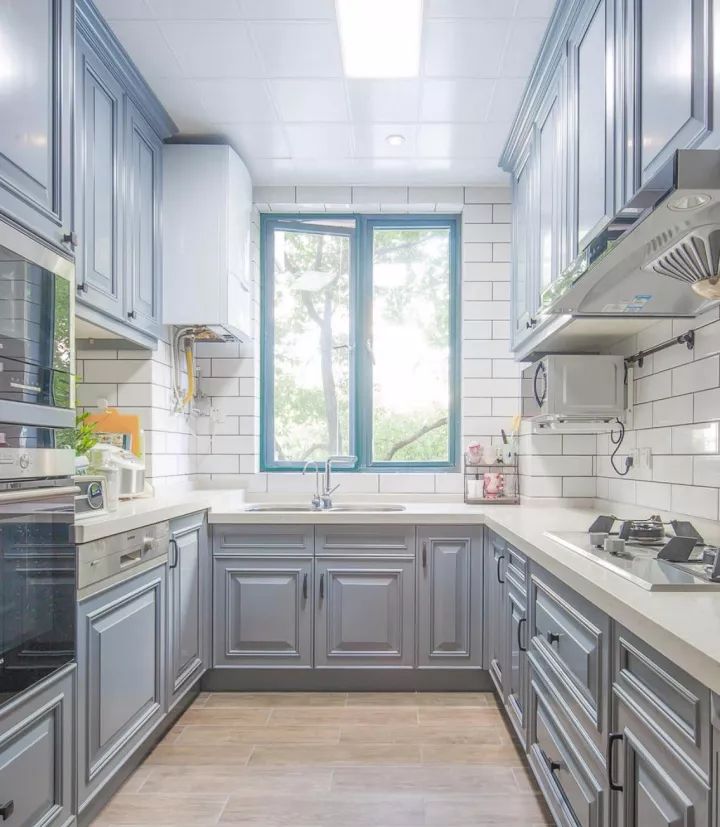 紅磚裝修廚房櫥柜效果圖片大全_廚房門(mén)裝修效果圖_廚房吊軌門(mén)效果視頻