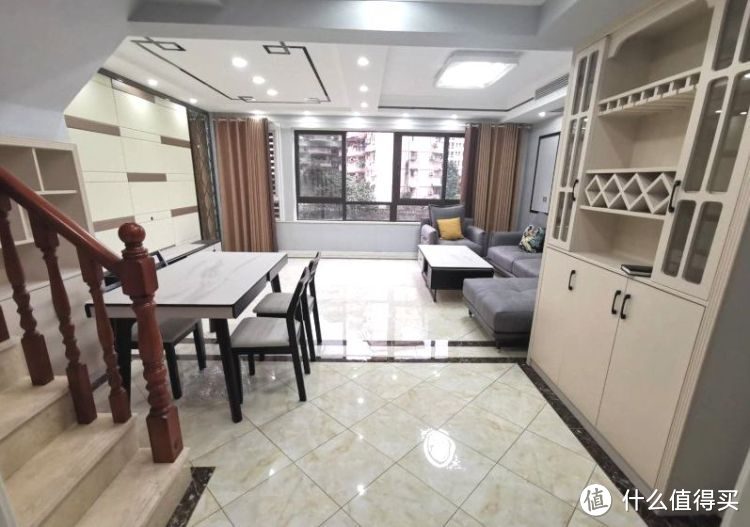 買不起別墅可以看看躍層，128㎡三室兩廳大躍層，堪稱空中別墅