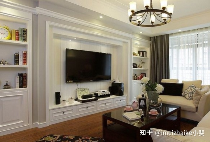 電視墻怎么裝修？別再裝過時的壁紙瓷磚了，聰明人都用這種材料