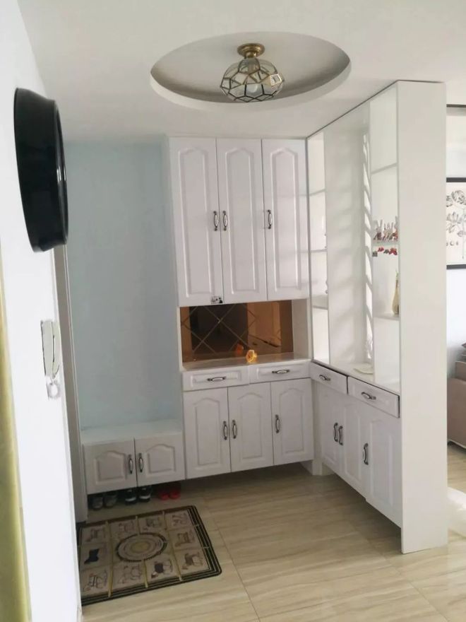 入戶玄關(guān)的鞋柜，也是一個(gè)隔斷，隔出獨(dú)立玄關(guān)空間