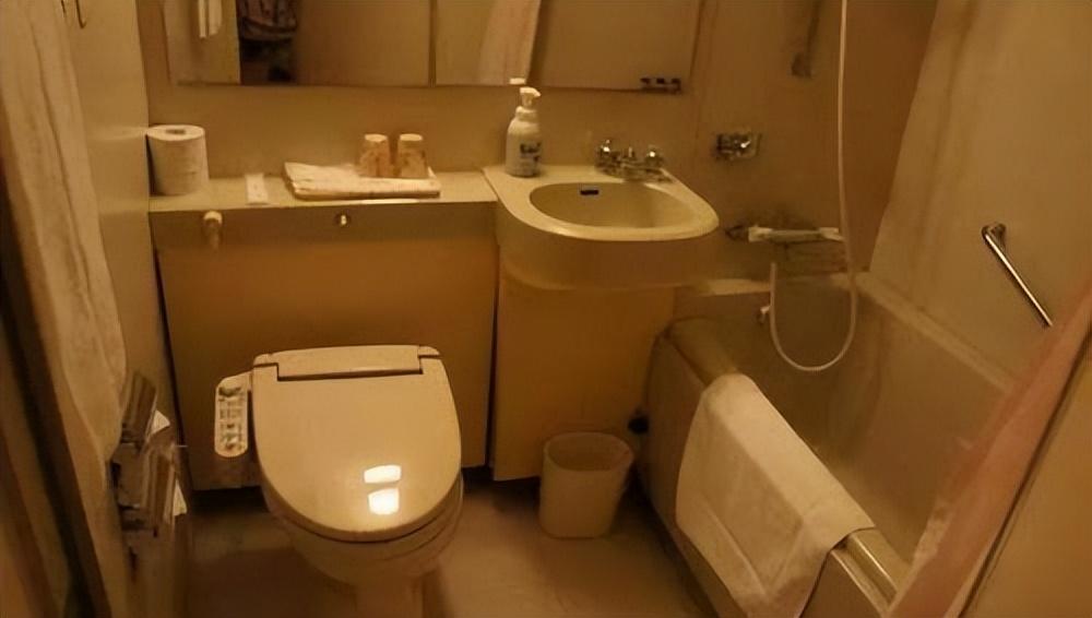 頭一次見日本衛(wèi)生間這樣設(shè)計，浴缸、馬桶還有洗手池連在一起設(shè)計