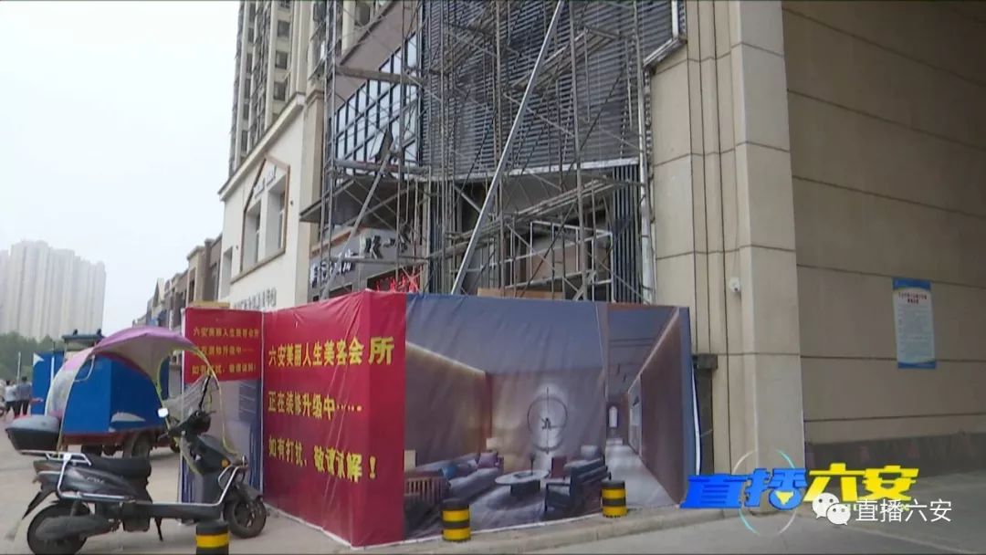 店鋪裝修小區(qū)大門變“陰陽臉”，效果圖也“變臉”，店主卻稱審批過！