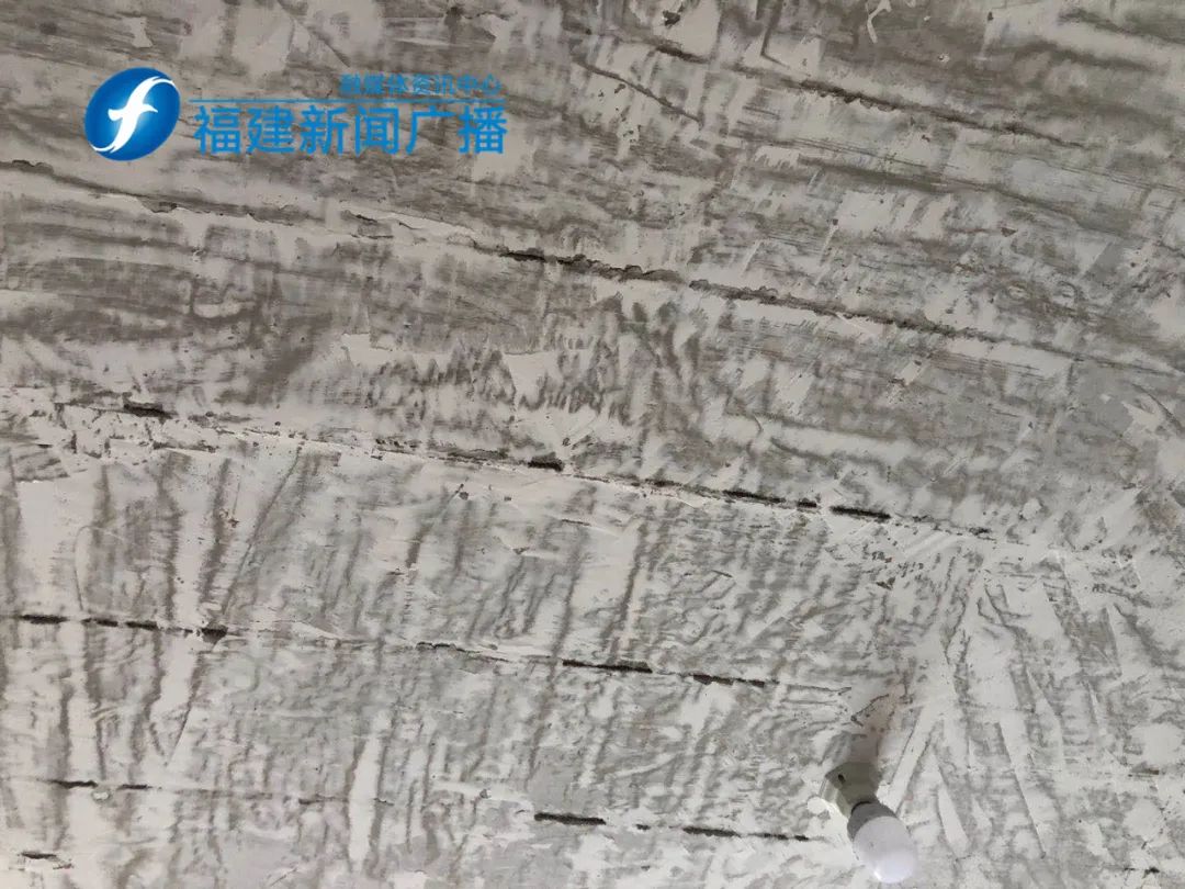 新房裝修，天花板白灰鏟掉后，福州業(yè)主震驚了…【新聞三劍客】