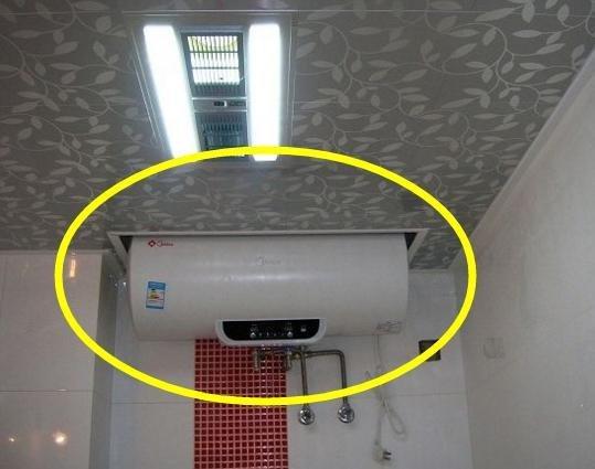 衛(wèi)生間裝吊頂，再裝電熱水器太壓抑了？學學這方法，美觀還省空間