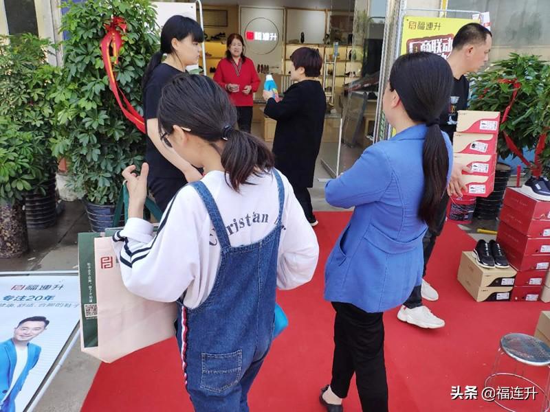 精品女鞋店裝修效果圖_書房裝修效果簡(jiǎn)約圖_鞋店裝修效果圖