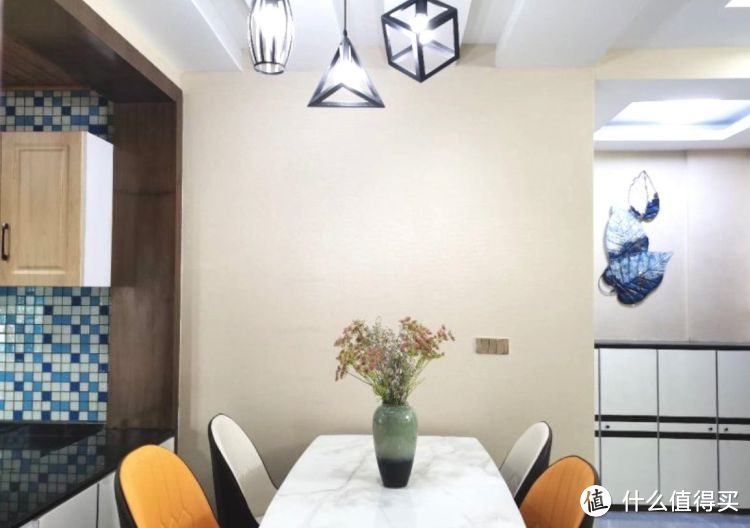 136㎡錯層大四房，優(yōu)雅的新中式裝修，衣柜里面裝廁所，誰見過？