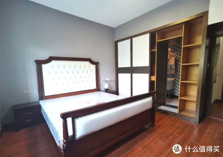 136㎡錯層大四房，優(yōu)雅的新中式裝修，衣柜里面裝廁所，誰見過？