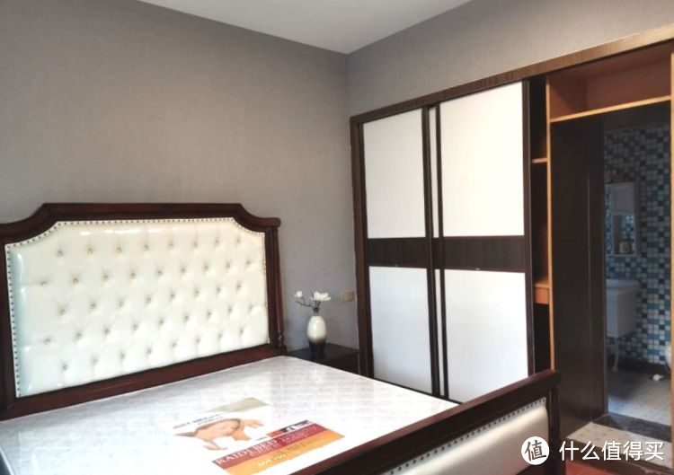 136㎡錯層大四房，優(yōu)雅的新中式裝修，衣柜里面裝廁所，誰見過？