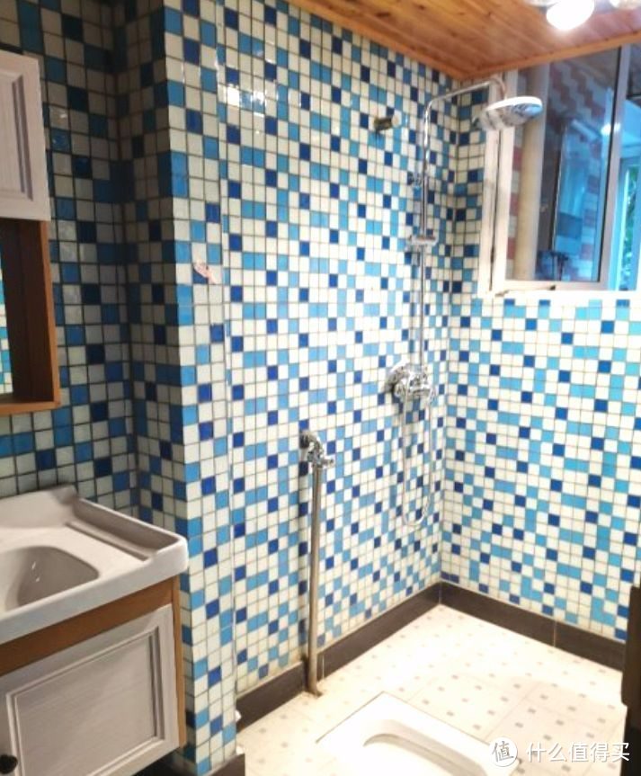 136㎡錯層大四房，優(yōu)雅的新中式裝修，衣柜里面裝廁所，誰見過？