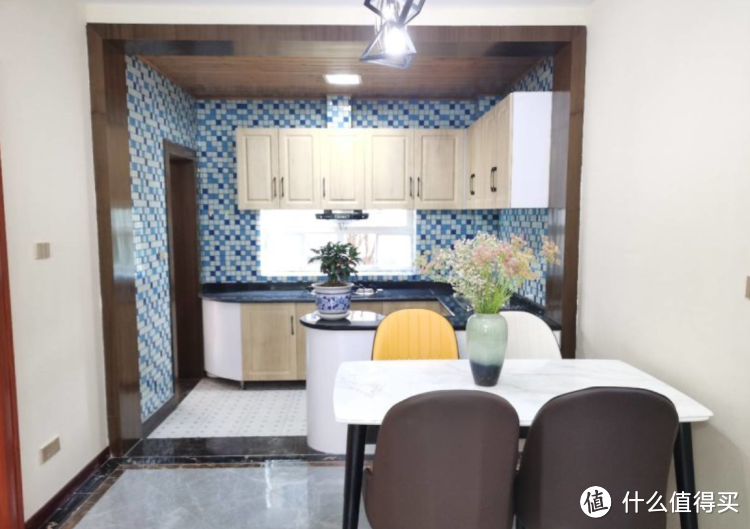 136㎡錯層大四房，優(yōu)雅的新中式裝修，衣柜里面裝廁所，誰見過？