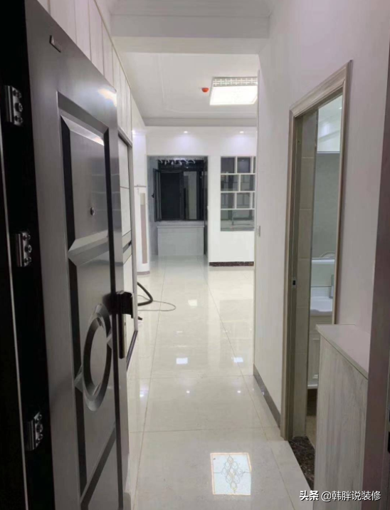 30㎡緊湊小蝸居，把一半陽(yáng)臺(tái)改造成廚房，再也不用擔(dān)心油煙到處飛