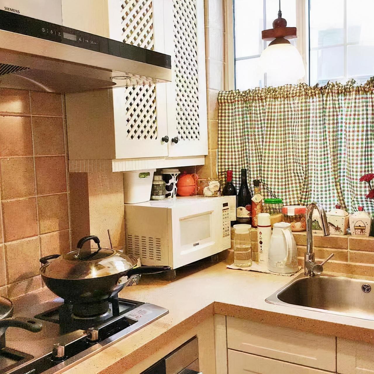 老實話說，廚房吊柜底部往下加35cm，雙倍收納，從此做飯用得舒服