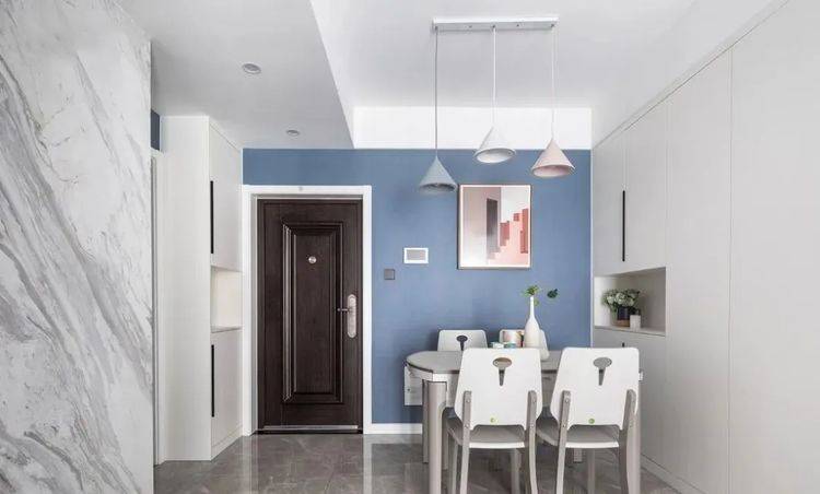 80平兩室，大理石電視墻質(zhì)感十足，餐邊柜、衣柜這樣裝，經(jīng)典實(shí)用