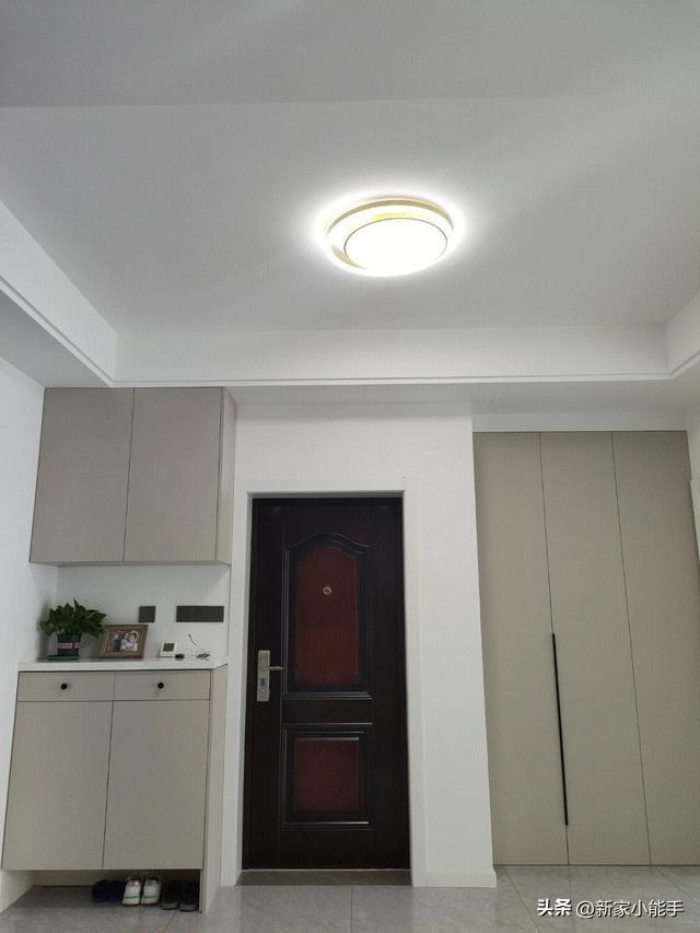 看她家即將要入住的新房，裝修非常簡單，不做電視墻也讓人滿意