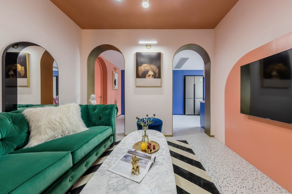 客廳沙發(fā)裝修效果圖老破小變身時(shí)髦公寓，最「好色」潮流混搭客廳設(shè)計(jì)圖片賞析