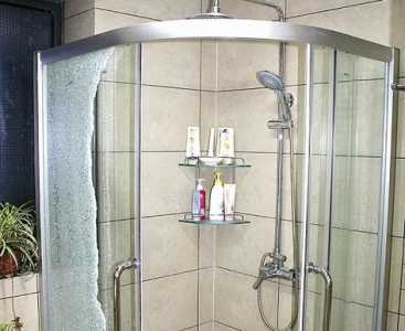 衛(wèi)生間玻璃淋浴房橫在窗戶中間造 淋浴間卡在窗戶中間設計圖片