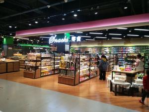 超市裝修案例,超市過道,超市零食區(qū)擺放設計，0149345ca5520da801208f8bcc9d31.jpg