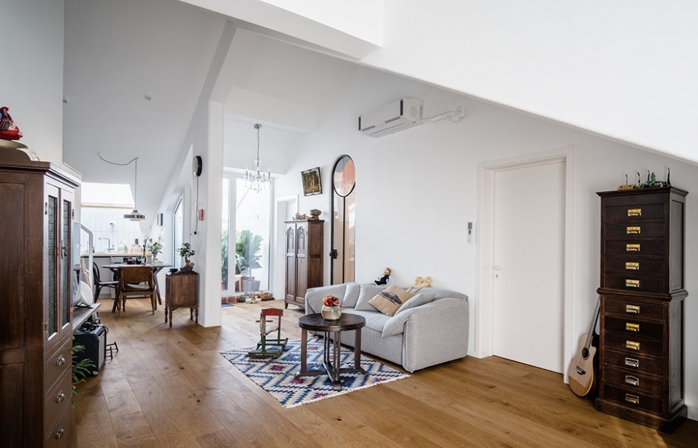 木地板裝修效果圖頂樓不規(guī)則“爛戶型”，改造后房北歐極簡設(shè)計(jì)圖片賞析