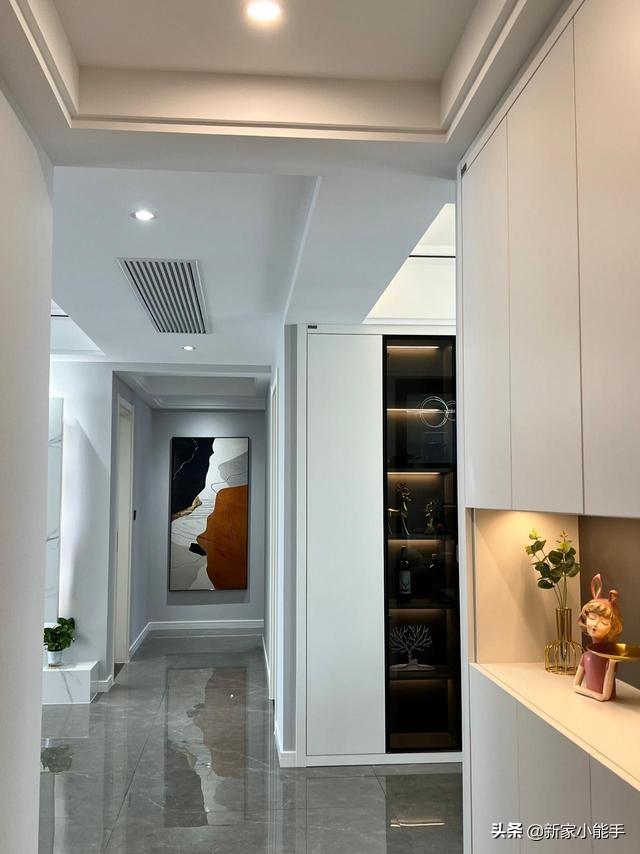 新房裝修完工，全屋定制柜子很喜歡，懸空電視墻顯得很大氣