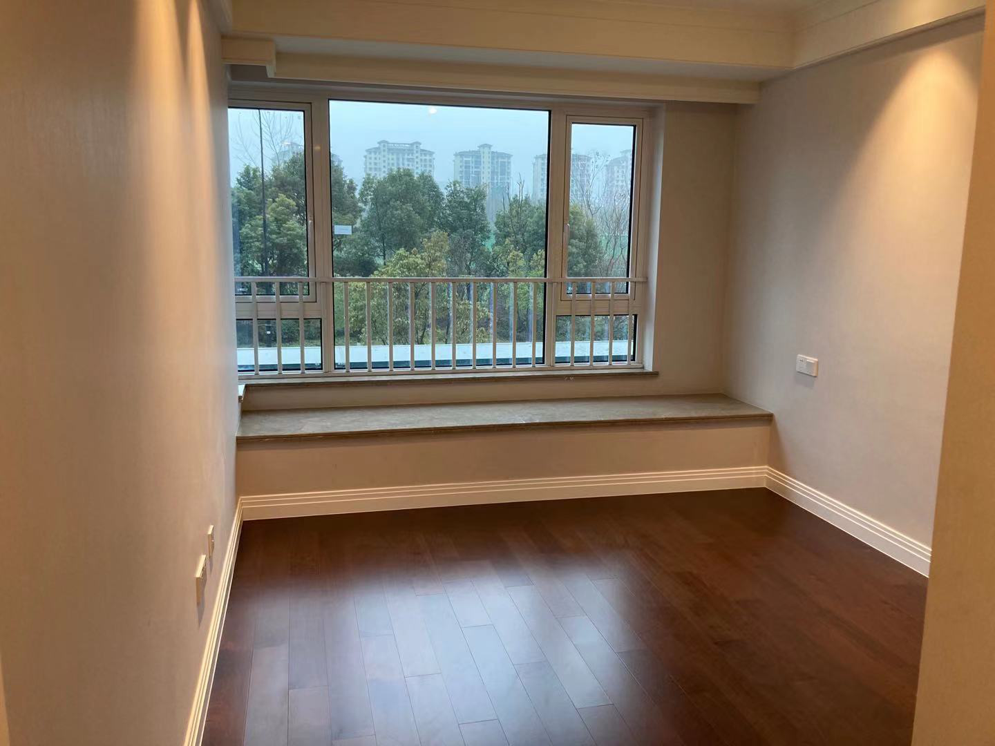 男子買200多萬精裝修房子被做成樣板房，開發(fā)商：送兩年物業(yè)費