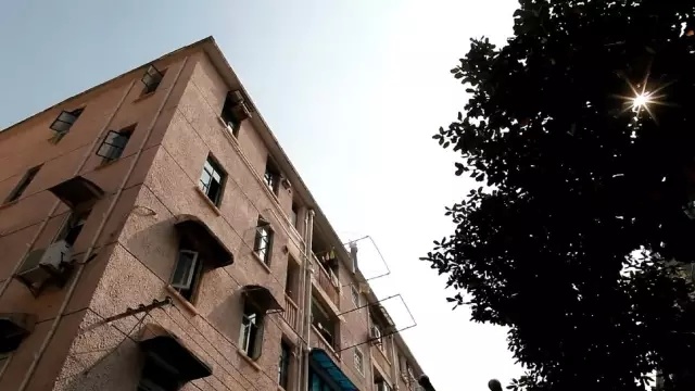 38㎡老房極限改成3室2廳，設(shè)計(jì)師還把衣帽間、咖啡吧、家庭影院一股腦塞進(jìn)去了！