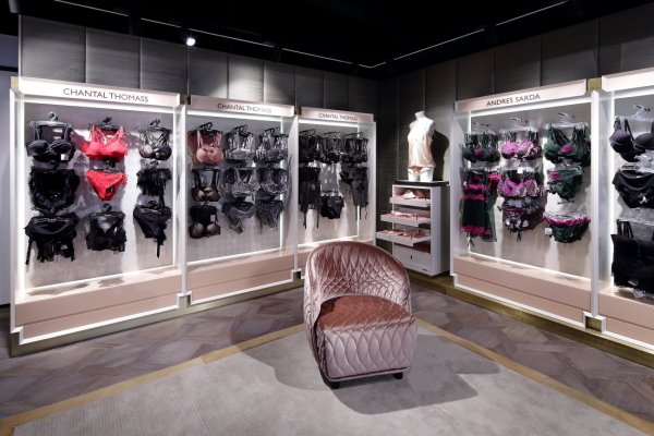 飾品店裝修效果_復古銀飾店裝修效果_內(nèi)衣店裝修效果圖