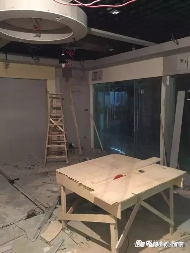 服裝淘寶店裝修素材_炒雞店門頭裝修店內圖_服裝店裝修