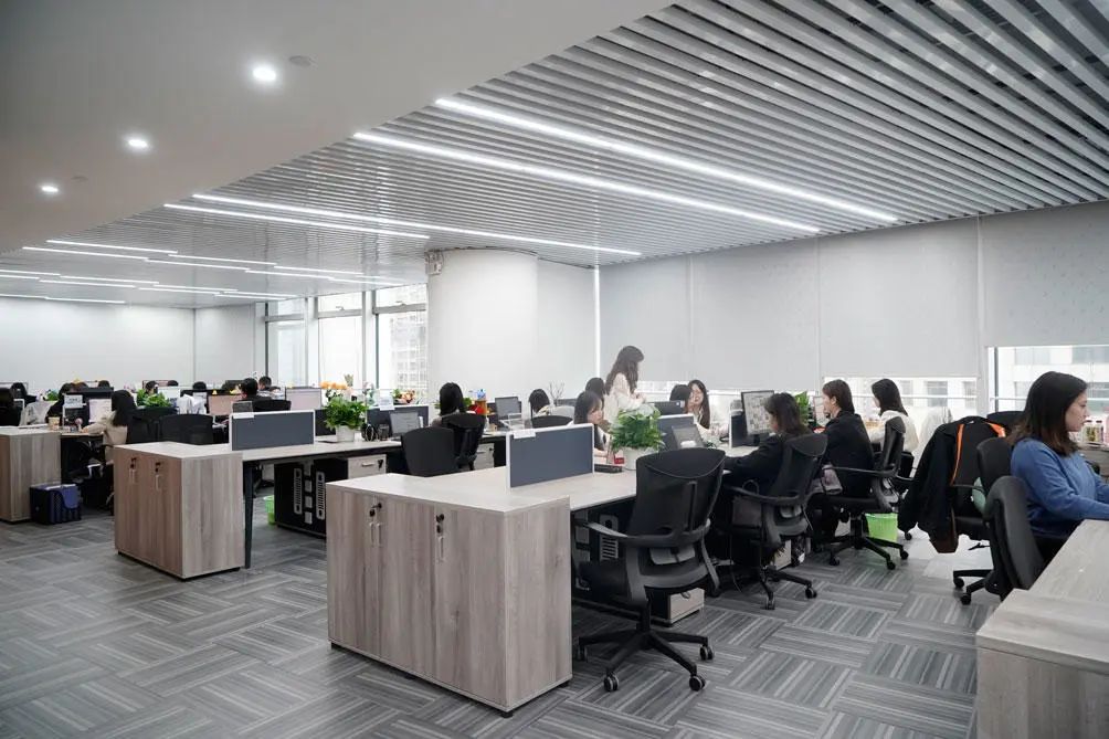 做辦公樓裝修的公司：與室內(nèi)設計師合作的好處