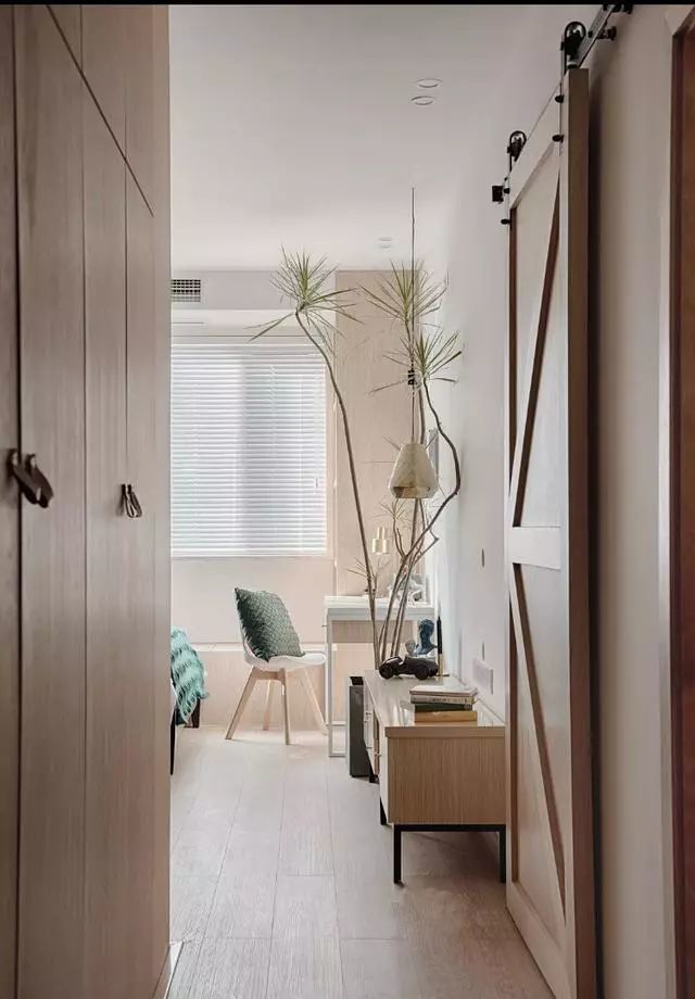 35平的小戶型公寓，客臥廚衛(wèi)都有，還塞下了一堆衣服