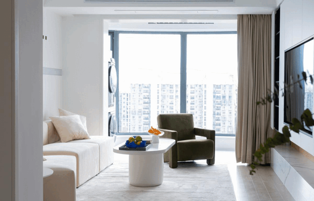 94㎡小兩居，用克萊因萊作跳色，空間既溫馨舒適又有亮點(diǎn)