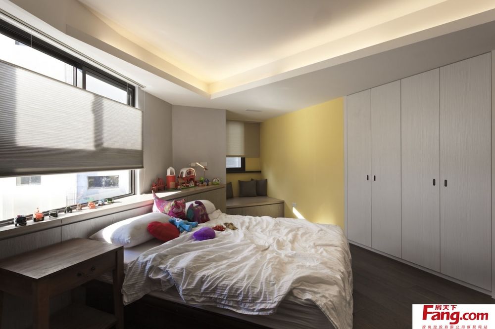 她家現(xiàn)代輕奢風(fēng)，簡約大方又高級(jí)，尤其是客廳，比樣板房還漂亮