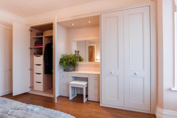 三亞裝修公司：小戶型房子裝修，臥室墻上挖三個(gè)壁櫥！