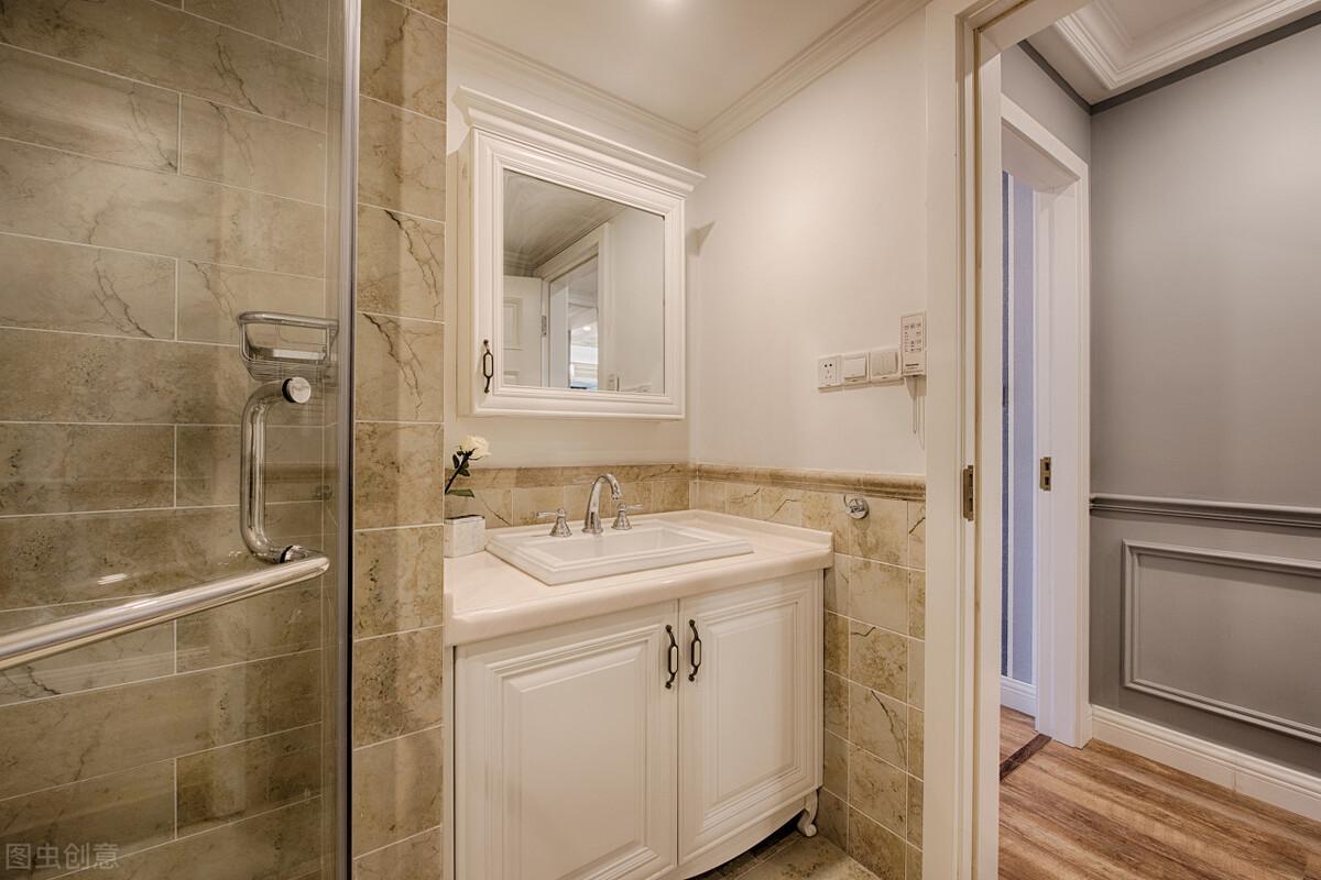 衛(wèi)生間吊頂用什么材質(zhì)？別聽(tīng)?zhēng)煾迪购鲇疲X扣板、石膏板都不差