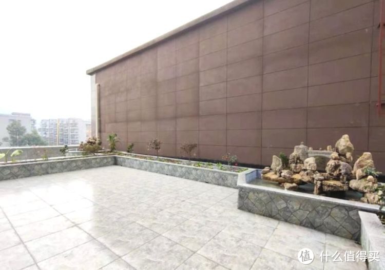 擠破頭買了這套100㎡小三房，送超大平臺花園，比房子大了一倍
