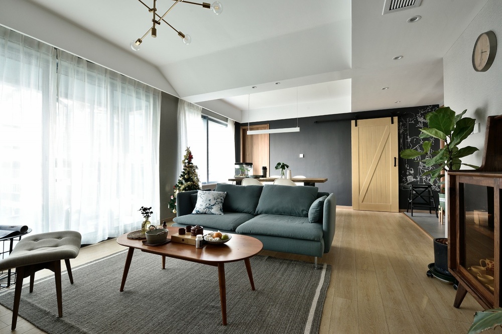 客廳窗簾裝修效果圖這個(gè)陽(yáng)臺(tái)太強(qiáng)大，兼顧養(yǎng)花、擼貓北歐極簡(jiǎn)客廳設(shè)計(jì)圖片賞析