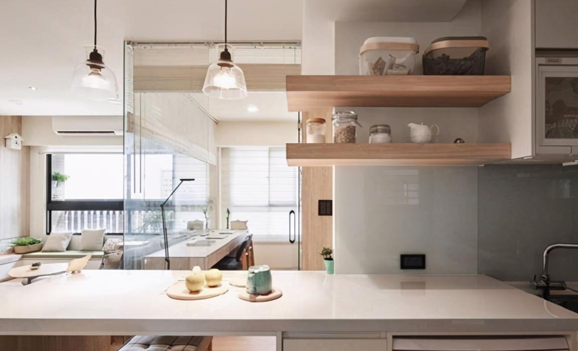 用玻璃墻隔出書房，開放式廚房，原木色設(shè)計(jì)的小家特別溫馨