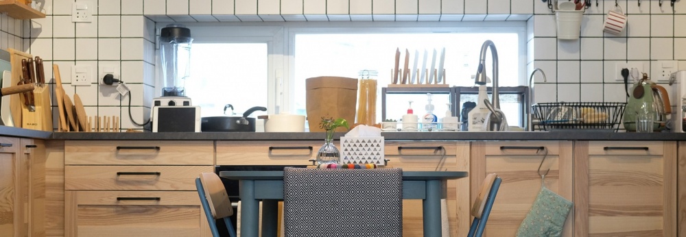 餐廳櫥柜裝修效果圖原木與灰綠撞色，一張方桌讓廚房潮流混搭廚房設計圖片賞析